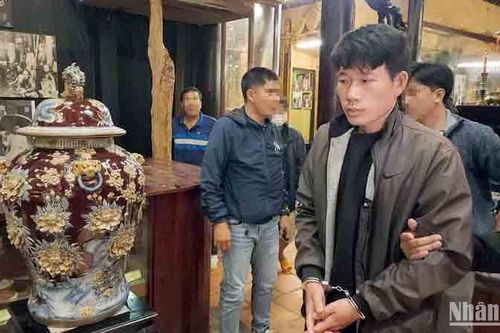 Truy bắt trộm, phát hiện hàng trăm bình gốm giá trị bị lấy cắp