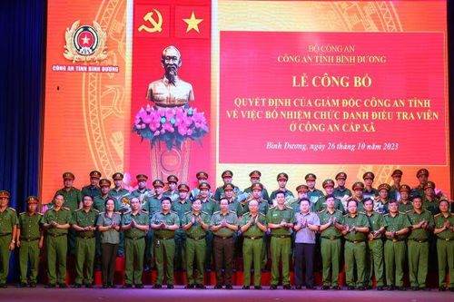 Trao quyết định bổ nhiệm điều tra viên cho công an cấp xã