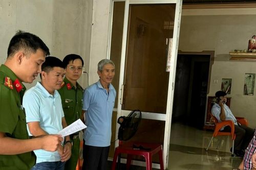 Tạm giữ hình sự 1 phóng viên cưỡng đoạt tiền