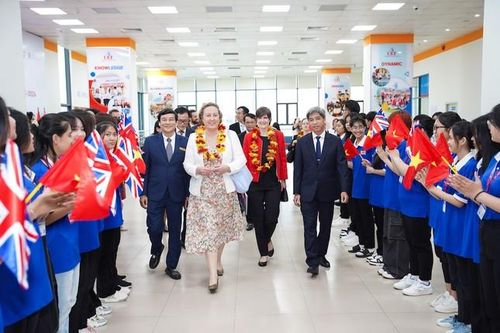 Quốc vụ khanh Vương quốc Anh dự lễ khai giảng các chương trình quốc tế tại UEF