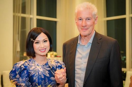'Nữ ca sĩ Việt giàu nhất thế giới' hội ngộ nam tài tử Hollywood khiến dân tình được phen 'chấn động'