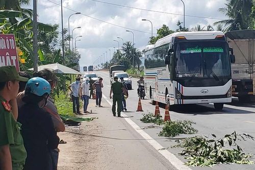 Truy xét tài xế xe khách tông chết người rồi rời khỏi hiện trường