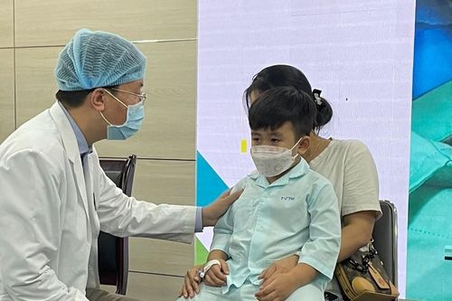Bé trai bị hủy sụn vách ngăn, hoại tử niêm mạc do pin điện tử rơi vào hốc mũi