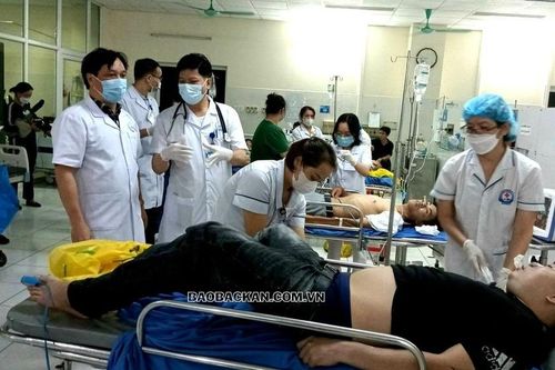 5 người nhập viện sau khi ăn nhậu tại Bắc Kạn: Nguyên nhân ngộ độc do rượu trắng