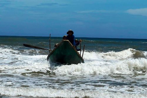 Ngư dân Quảng Ngãi ra khơi mưu sinh mùa biển động