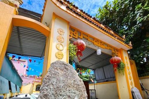 Kỳ bí ngôi đền có hàng chục mộ 'cá Ông' và câu chuyện thần y bí ẩn cứu dân khỏi dịch bệnh