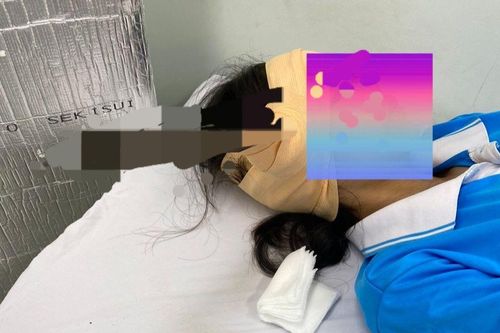 Nữ sinh bị lưỡi dao găm vào đầu khi ngồi uống nước trong sân trường