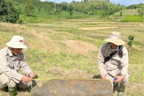 Bom khủng chứa 170kg thuốc nổ nằm dưới lớp bùn ở ruộng nước