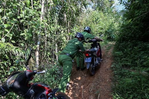 Cung đường 'lạnh gáy' men bờ vực thẳm nơi công an xã bám bản