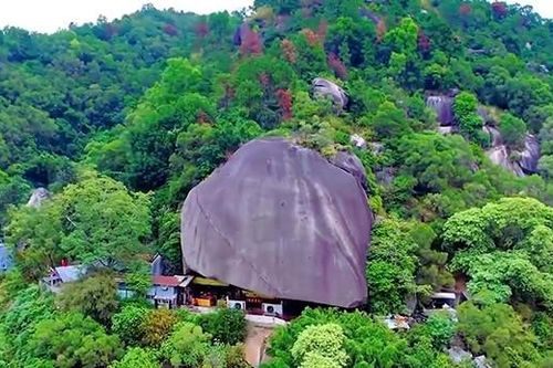Ngôi chùa độc đáo ở Trung Quốc, nhìn từ xa như bị 'núi đè'