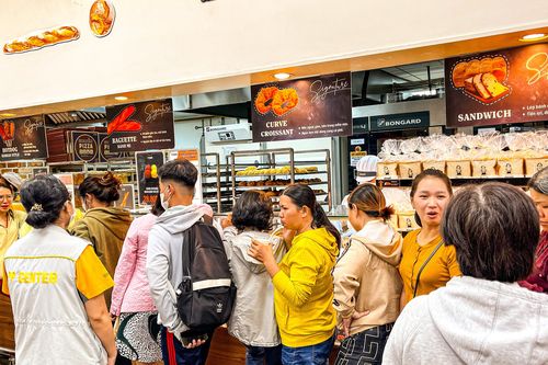 Hết bánh đồng xu tới bánh custard, khách xếp hàng, 'giành giật' mua bằng được