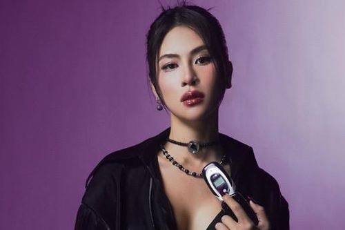Hà Nhi mặc xẻ sâu gợi cảm