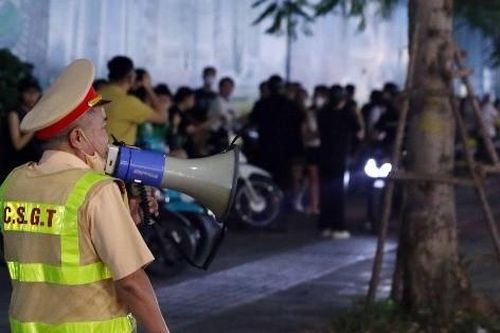 Cảnh sát gọi loa giải tán đám đông, hàng trăm thanh niên vẫn 'hóng chốt' 141
