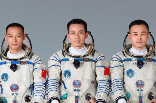 Trung Quốc đưa phi hành đoàn trẻ chưa từng có vào vũ trụ