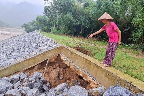 Kè 73 tỷ thi công dang dở sạt lở nghiêm trọng sau mưa lũ
