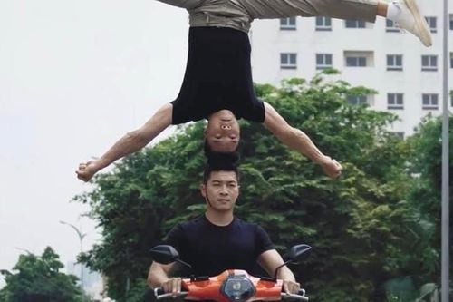 Quốc Cơ - Quốc Nghiệp 'chồng đầu' trên xe máy: Cần xác định tài khoản đăng clip
