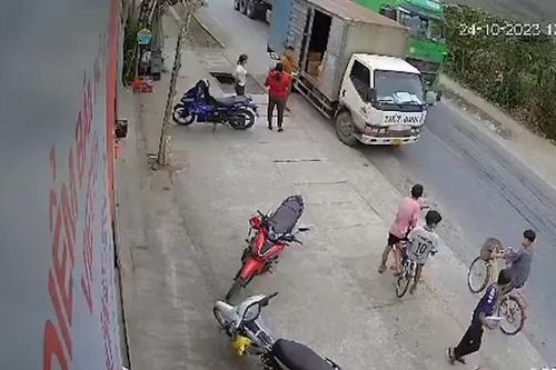 Đỗ chiếm lòng đường và không đặt cảnh báo, ô tô tải bị xe đầu kéo tông văng