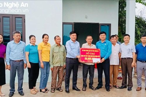 Bàn giao 15 nhà đại đoàn kết cho hộ nghèo ở huyện Nghĩa Đàn