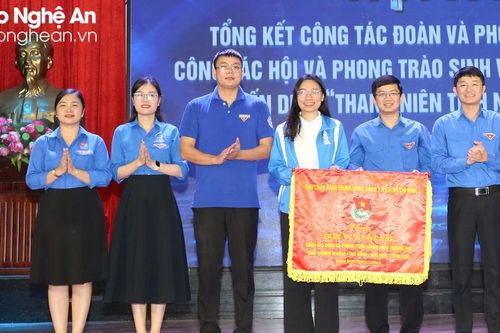 Đoàn trường Đại học Vinh đón nhận Cờ thi đua Đơn vị xuất sắc của Trung ương Đoàn TNCS Hồ Chí Minh năm học 2022 - 2023