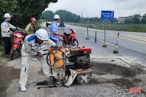 Nhanh chóng xóa 'ổ gà' trên tuyến tránh thành phố Hà Tĩnh