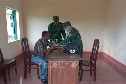 Kịp thời tiếp nhận, hỗ trợ chăm sóc sức khỏe cho 1 sĩ quan của Campuchia