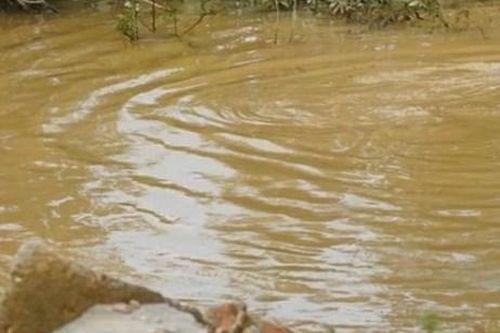 Hai trẻ rơi xuống suối ở thị trấn Khe Sanh, một bé tử vong