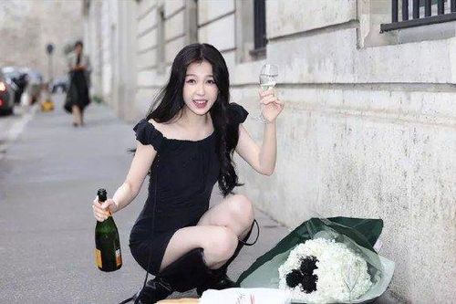 Ngu Thư Hân nhận 'gạch đá' vì để bánh mì dưới đất, lãng phí đồ ăn