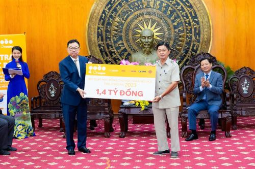 Công ty 4 Oranges tặng 400 suất học bổng cho học sinh sinh viên tỉnh Long An năm học 2023-2024