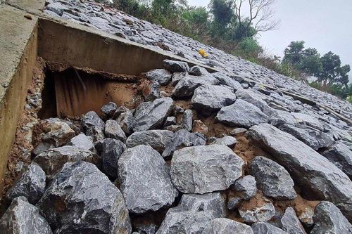 Dân lo lắng vì tuyến kè 73 tỷ thi công dang dở bị sạt lở nghiêm trọng