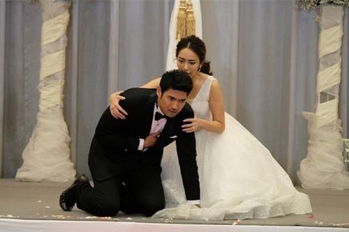 Ngày cưới, đang trao nhẫn cho cô dâu thì người yêu cũ vác bụng bầu lùm lùm đến: Em sắp đẻ rồi!