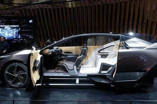 Cận cảnh xe điện Lexus có nội thất làm từ cây tre