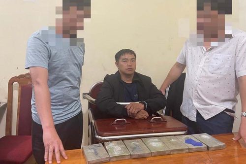 'Cõng' 2,1 kg ma túy đi tiêu thụ