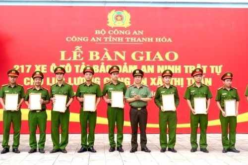Bàn giao 217 xe ô tô tải cho công an xã, thị trấn