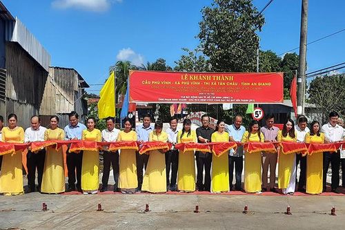 Nguyên Phó Thủ tướng Thường trực Chính Phủ Trương Hòa Bình dự Lễ khánh thành cầu Phú Vĩnh