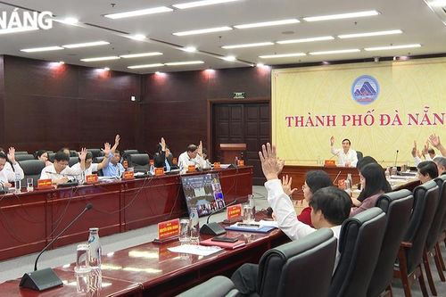 UBND thành phố thông qua nhiều nội dung tại phiên họp thường kỳ