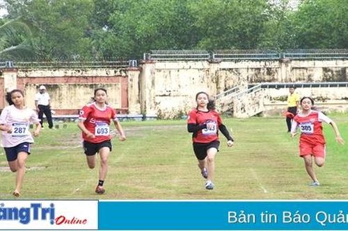 Cần có nhiều sân chơi thể thao cho nữ sinh và trẻ em gái