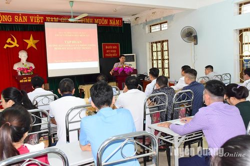 Tập huấn hướng dẫn định loại muỗi truyền bệnh sốt xuất huyết, cách phun và pha hóa chất diệt muỗi