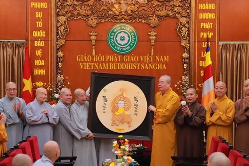 Hà Nội: Phái đoàn Phân ban Ni giới T.Ư thăm chư tôn đức lãnh đạo GHPGVN tại chùa Quán Sứ