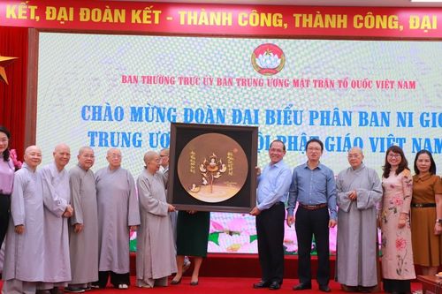Lãnh đạo Ban Dân vận T.Ư, Ủy ban TƯMTTQVN, Bộ Công an, Hội LHPNVN tiếp chư Ni Phân ban Ni giới T.Ư