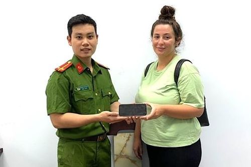 Trả lại chiếc Iphone của du khách Pháp đánh rơi trên xe Grab