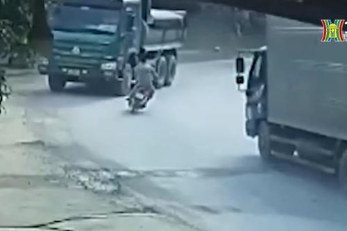 Vượt ẩu, lao thẳng vào xe tải