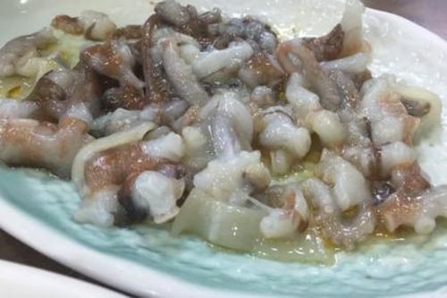 Cụ ông 82 tuổi lên cơn đau tim do bị nghẹn khi ăn món 'bạch tuộc sống'