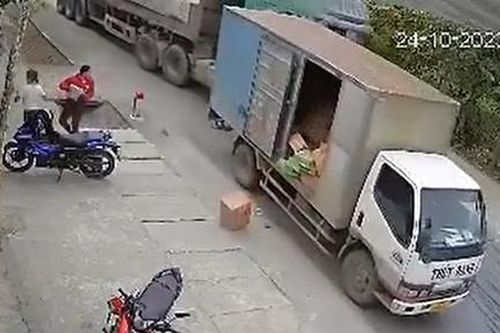 Clip ô tô tải đỗ ven đường bị xe đầu kéo húc văng