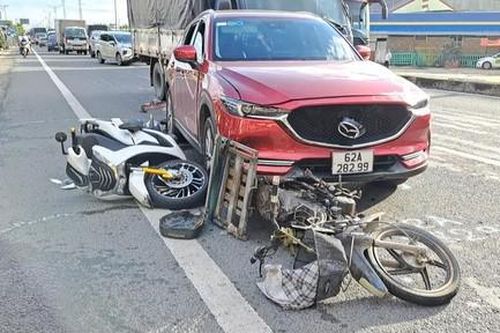 Xe tải tông hàng loạt ô tô và xe máy dừng đèn đỏ, nhiều người kêu cứu