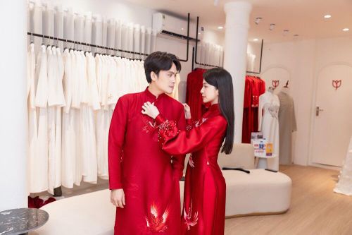 Quỳnh Nga sánh vai MC Thái Dũng thử áo dài cưới
