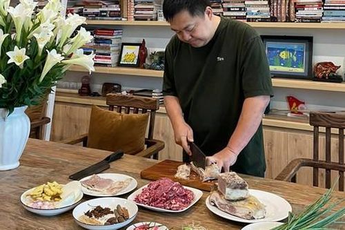 Ông Hoàng Nam Tiến trổ tài, chia sẻ bí quyết làm phở tuyệt ngon do ông dày công nghiên cứu nhân dịp sinh nhật con gái