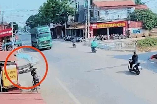 Cận cảnh pha phanh cháy lốp của xe đầu kéo cứu mạng hai người sang đường ẩu
