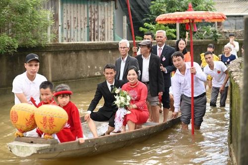 Độc đáo chú rể đón cô dâu bằng ghe mùa lũ