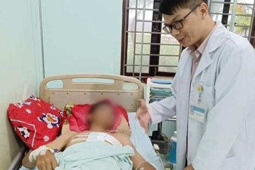 Bác sĩ vùng cao chạy đua cứu bệnh nhân bị lưỡi dao cắm sâu vào ngực