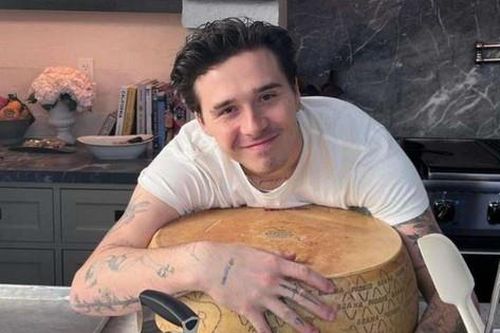 Brooklyn Beckham bị chỉ trích vì các clip nấu ăn 'vô tri', bỏ quên nút chai rượu trong đồ ăn